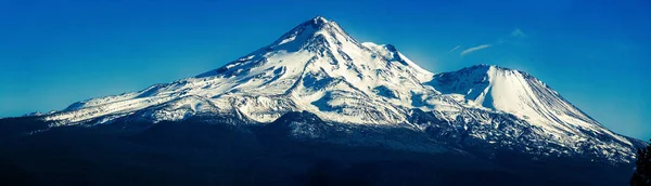 Una Vista Panoramica Una Vetta Innevata Contro Cielo Blu — Foto Stock