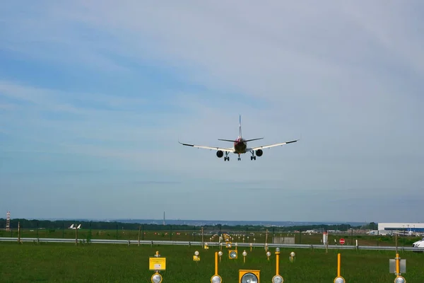 Airplane Approach Landing Rear View Just Landing Blue Sky — Stock Photo, Image