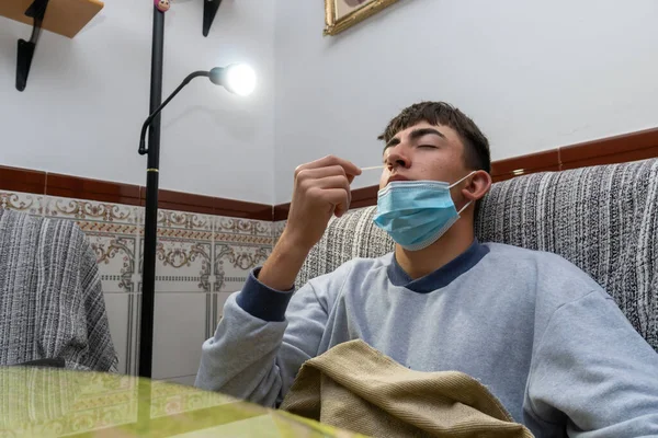 Ein Kranker Kaukasier Macht Einen Covid Test Während Hause Bett — Stockfoto