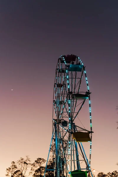 Tiro Vertical Ferris Wheel Contra Céu Sem Nuvens Noturno Dauphin — Fotografia de Stock