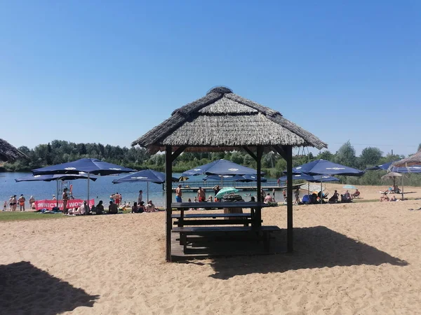 Живописный Вид Альков Против Людей Загорающих Пляже Озера Аквен Польше — стоковое фото