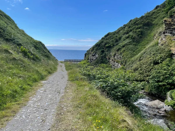 Vacker Bild Grusväg Mitt Bergen Riktad Mot Havet — Stockfoto