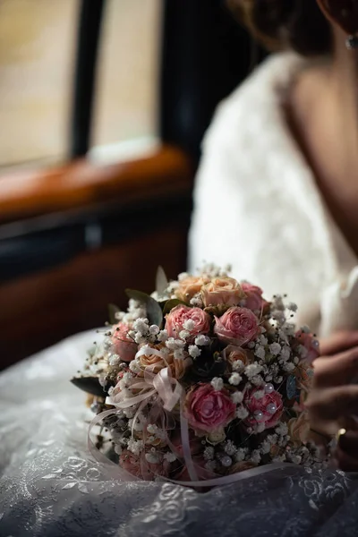 Vertikal Närbild Brud Som Håller Bukett Blommor Sitter Limousine — Stockfoto