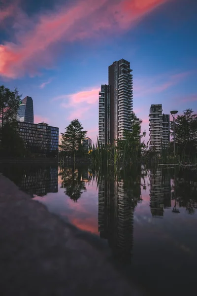 Ein Schöner Blick Auf Gebäude Unter Hypnotisierenden Rosa Wolken — Stockfoto