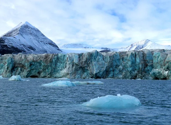 Ледник Фронт Голубым Льдом Горы Несколько Маленьких Айсбергов — стоковое фото
