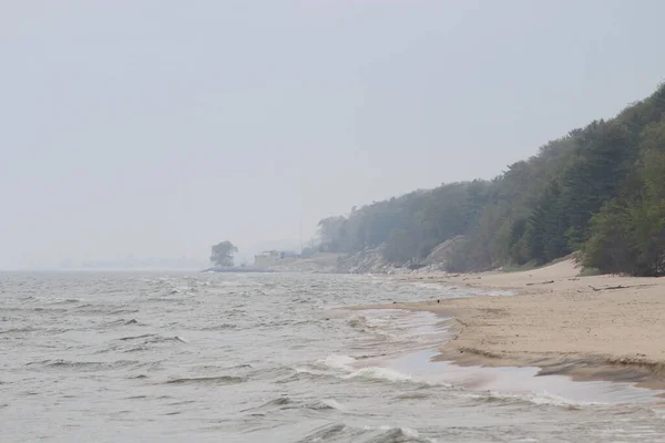 Piękny Widok Piaszczystą Plażę Otoczoną Wiecznie Zielonymi Wzgórzami Ponury Dzień — Zdjęcie stockowe