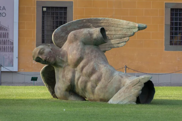 Closeup Statue Angel Lying Green Alley Pisa Italy — Stock Photo, Image