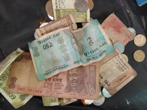 マハトマ ガンディーの肖像画による紙幣 硬貨のインド通貨の背景 — ストック写真