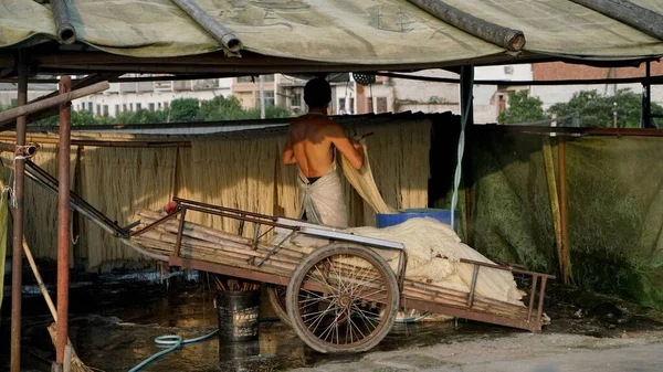 Das Männchen Steht Neben Einem Holzwagen — Stockfoto