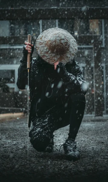 Vertikální Záběr Muže Mečem Asijským Kloboukem Zátylku Pod Sněhem — Stock fotografie
