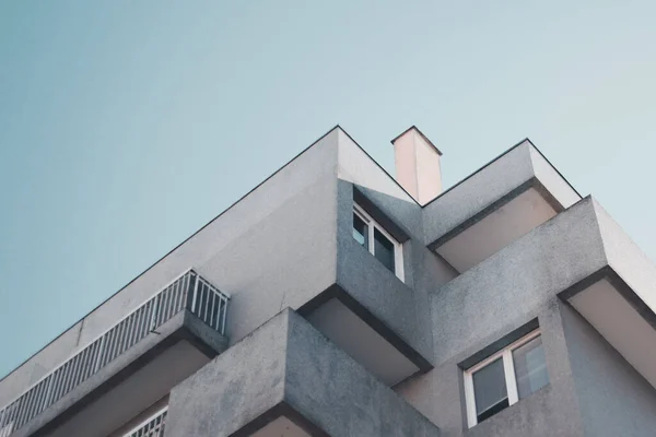 Plano Ángulo Bajo Fachada Del Edificio Residencial Moderno Contra Cielo — Foto de Stock