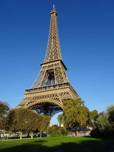 Вертикальный Снимок Эйфелевой Башни Париже Франция Фоне Голубого Неба — стоковое фото