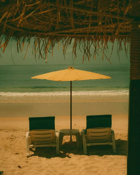 晴れた日には傘を差したリラックスしたビーチの景色 — ストック写真