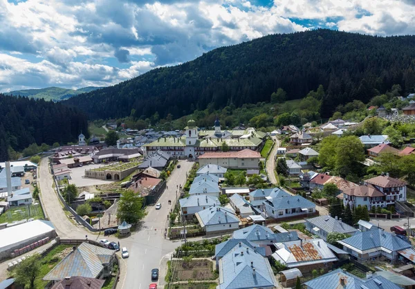 Agapia Köyünün Manzarası Romanya Yukarıdan Yazdan Kırsaldan Görülüyor — Stok fotoğraf