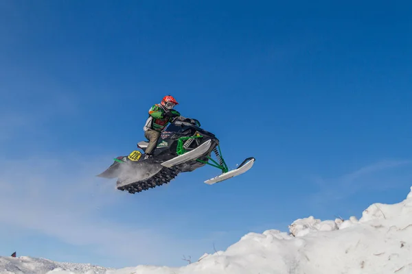 Snowmobiler Pulando Alto Acima Pista Num Snowmobile Desportista Dia Nublado — Fotografia de Stock