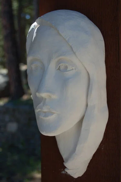 公園の芸術 女の顔の像 — ストック写真