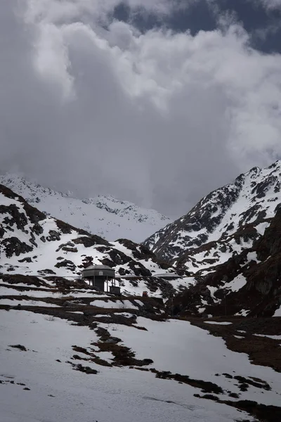 Μια Κάθετη Λήψη Από Τις Χιονισμένες Πλαγιές Των Βουνών Στην — Φωτογραφία Αρχείου