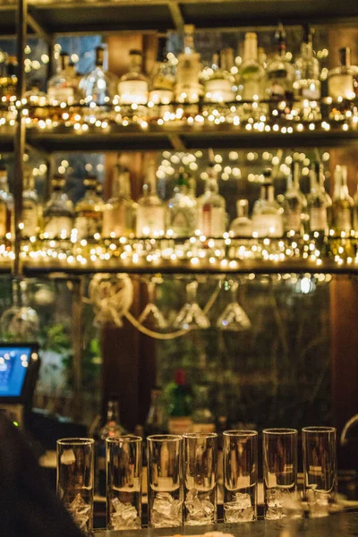 Barda Dizilmiş Buzlu Bardaklar Gece Parıldayan Işıklar — Stok fotoğraf