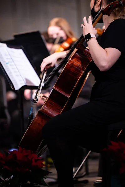 Tiro Vertical Uma Mulher Tocando Violoncelo Uma Orquestra — Fotografia de Stock