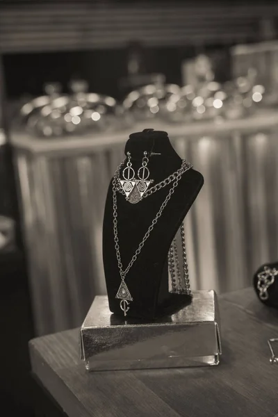 Серебряное Винтажное Ожерелье Серьги Выставке — стоковое фото