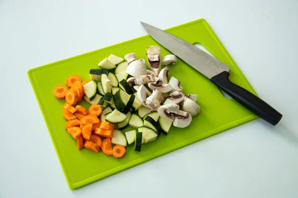 用刀把切碎的胡萝卜 黄瓜和蘑菇放在切菜板上的特写 — 图库照片