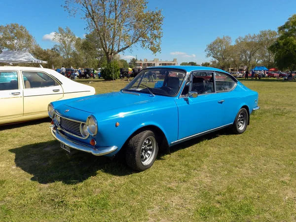 Stary Niebieski Fiat 1600 Coupe Hatchback Dwudrzwiowy 1970 Wsi Słoneczny — Zdjęcie stockowe