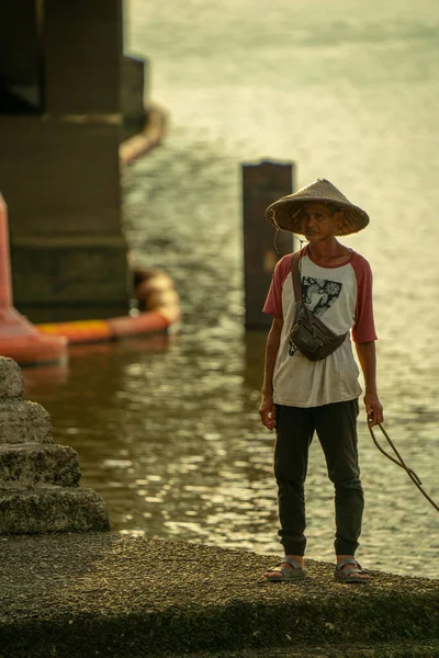 Vertical Shot Fisherman Waterfront Kuching Sarawak Malaysia — Stock Photo, Image