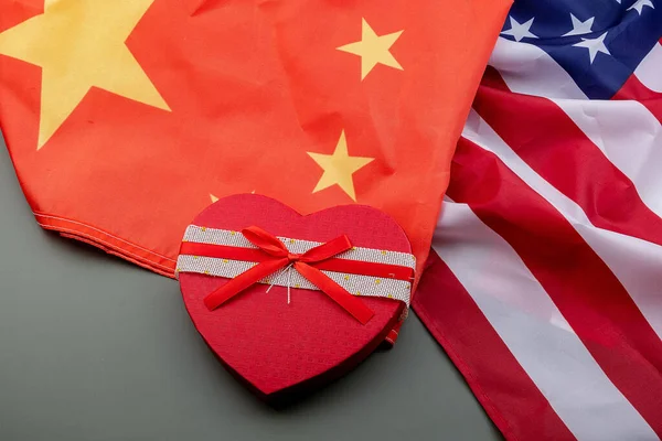 Closeup Shot American Chinese Flags Heart Shaped Box Gray Background — Stock Photo, Image