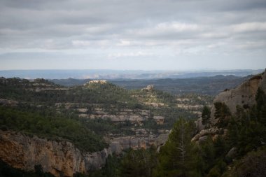 Bulutlu bir günde güzel dağların alçak açılı görüntüsü.