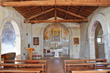 Veroli, Lazio, İtalya 'da küçük bir kilisenin içi.