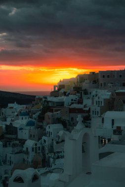 Oia, Santorini ve Yunanistan 'daki binaların güzel manzarası