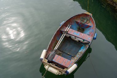 Limanda kürek çekmek için kullanılan küçük bir tekne ya da kayık.