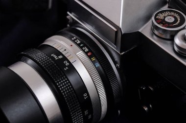 Profesyonel bir kameranın yakın çekimi.