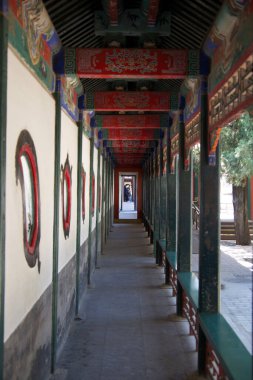 Pekin 'deki Yaz Sarayı' nda dar bir koridorun güzel bir görüntüsü.