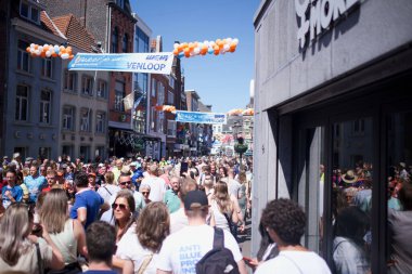 Hollanda, Venlo 'daki kalabalık caddelerin manzarası