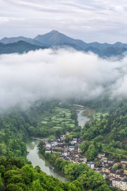 Dağ vadisinde güzel bir kırsal alan, sisle kaplı küçük bir köy, Çin, Huangshan dağı