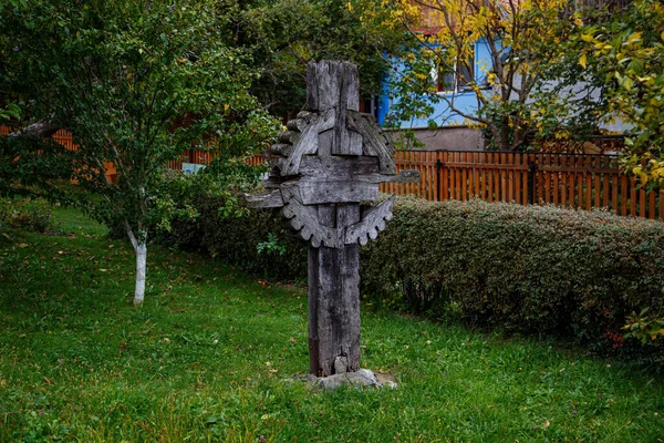 Primer Plano Poste Monumental Madera Césped Verde Cementerio Rumania — Foto de Stock