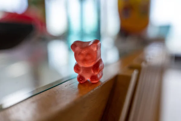 Tiro Foco Seletivo Urso Goma Vermelha Uma Mesa — Fotografia de Stock