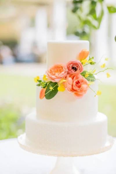 Colpo Verticale Una Torta Nuziale Bianca Decorata Con Fiori Isolati — Foto Stock