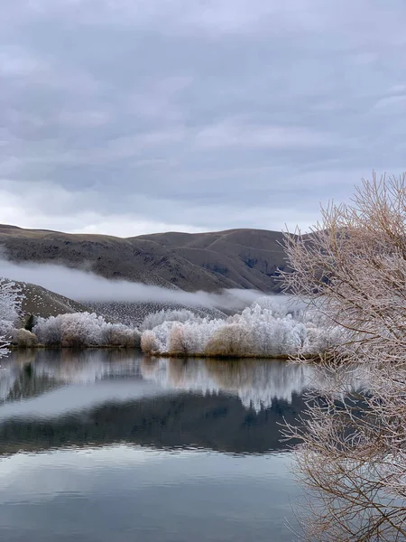 Tiro Vertical Lago Montanhas Nevadas Dia Frio Inverno — Fotografia de Stock