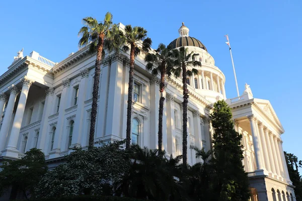 Niskokątne Ujęcie California State Capitol Museum Przeciw Błękitnemu Niebu Słoneczny — Zdjęcie stockowe