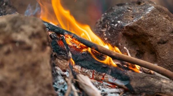 Eine Nahaufnahme Von Brennendem Holz Freien Vor Verschwommenem Hintergrund — Stockfoto