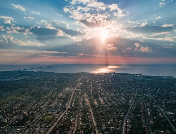 Een Luchtfoto Van Het Stadsgezicht Tegen Achtergrond Van Zon Tussen — Stockfoto