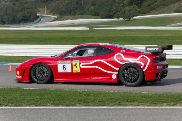 Widok Czerwonego Ferrari Sportowy Samochód Asfaltowej Drodze Przeciw Zielonym Trawniku — Zdjęcie stockowe