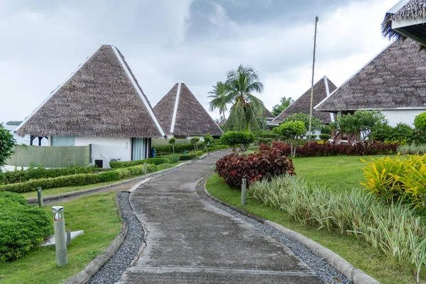 Scenic View Pathway Surrounded Green Lawn Plants Leading Bungalows — Stock Photo, Image