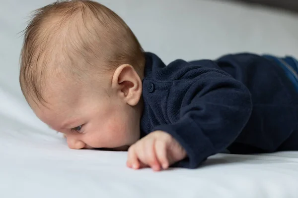Una Foto Selectiva Adorable Bebé Caucásico Acostado Sobre Una Manta — Foto de Stock