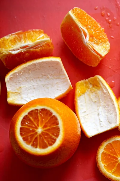 Vertical Top View Peeled Orange Slices Zests Red Background — Stock Photo, Image