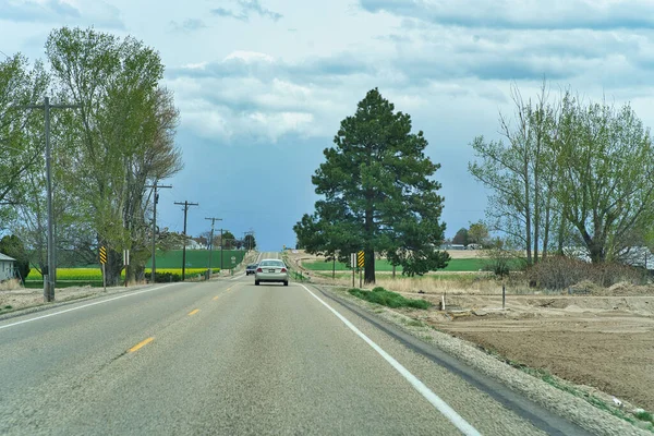 Två Bilar Den Amerikanska Motorvägen Asfalt Södra Idaho Blå Himmel — Stockfoto