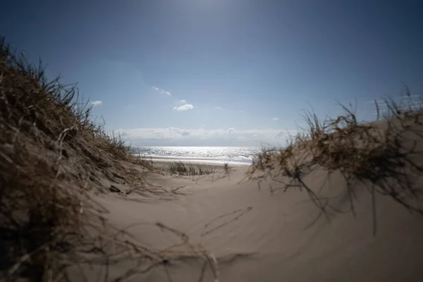 Uma Bela Praia Areia Sob Céu Azul Nublado Dia Ensolarado — Fotografia de Stock