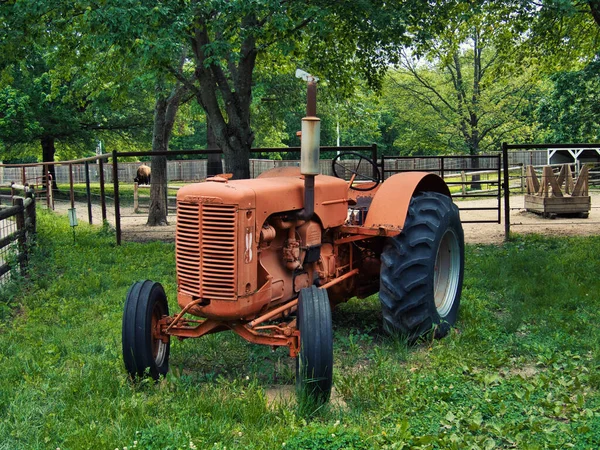 Großaufnahme Eines Alten Orangefarbenen Traktors Auf Dem Gras Auf Einem — Stockfoto